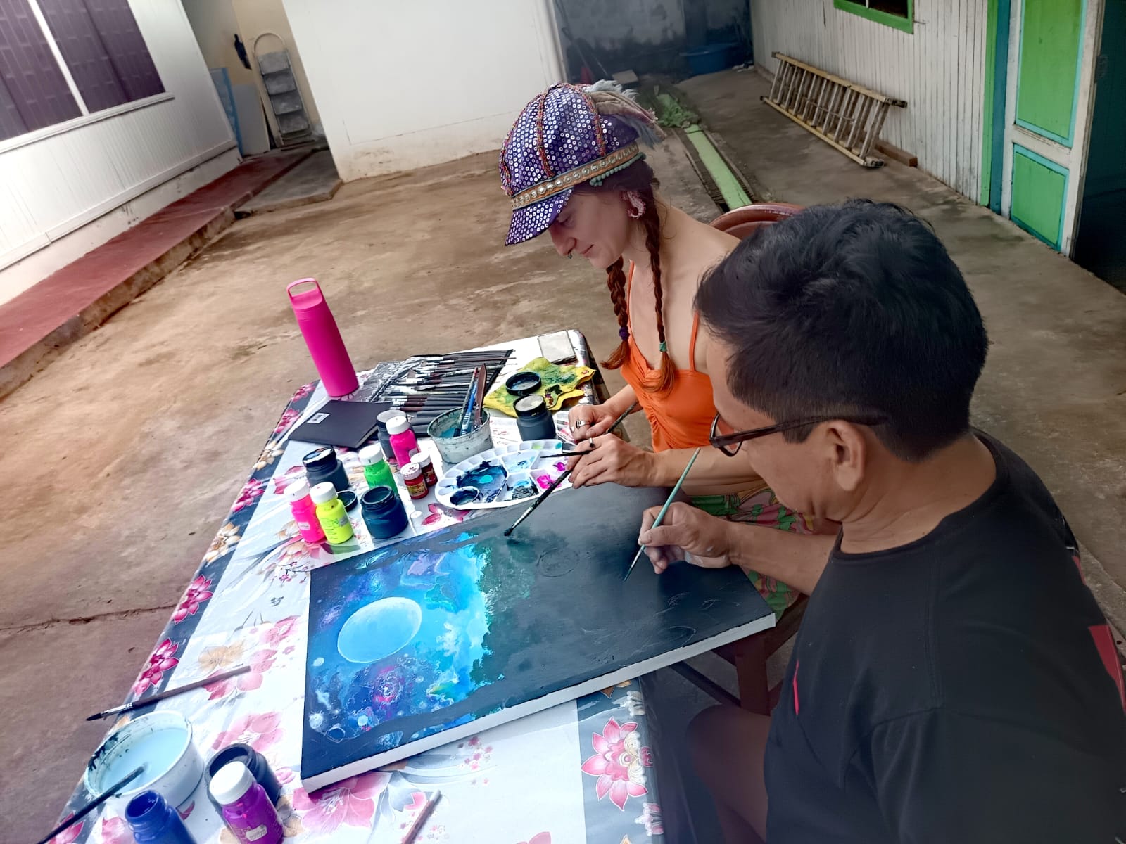 David Amaringo painting together with a friend