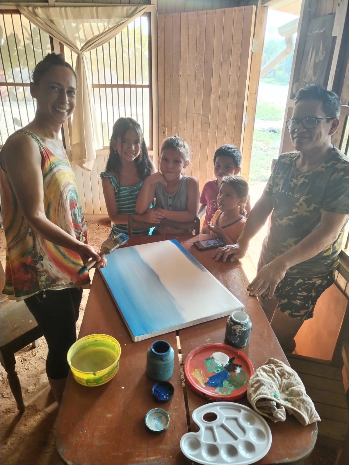 David Amaringo teaching a painting class to a group of children